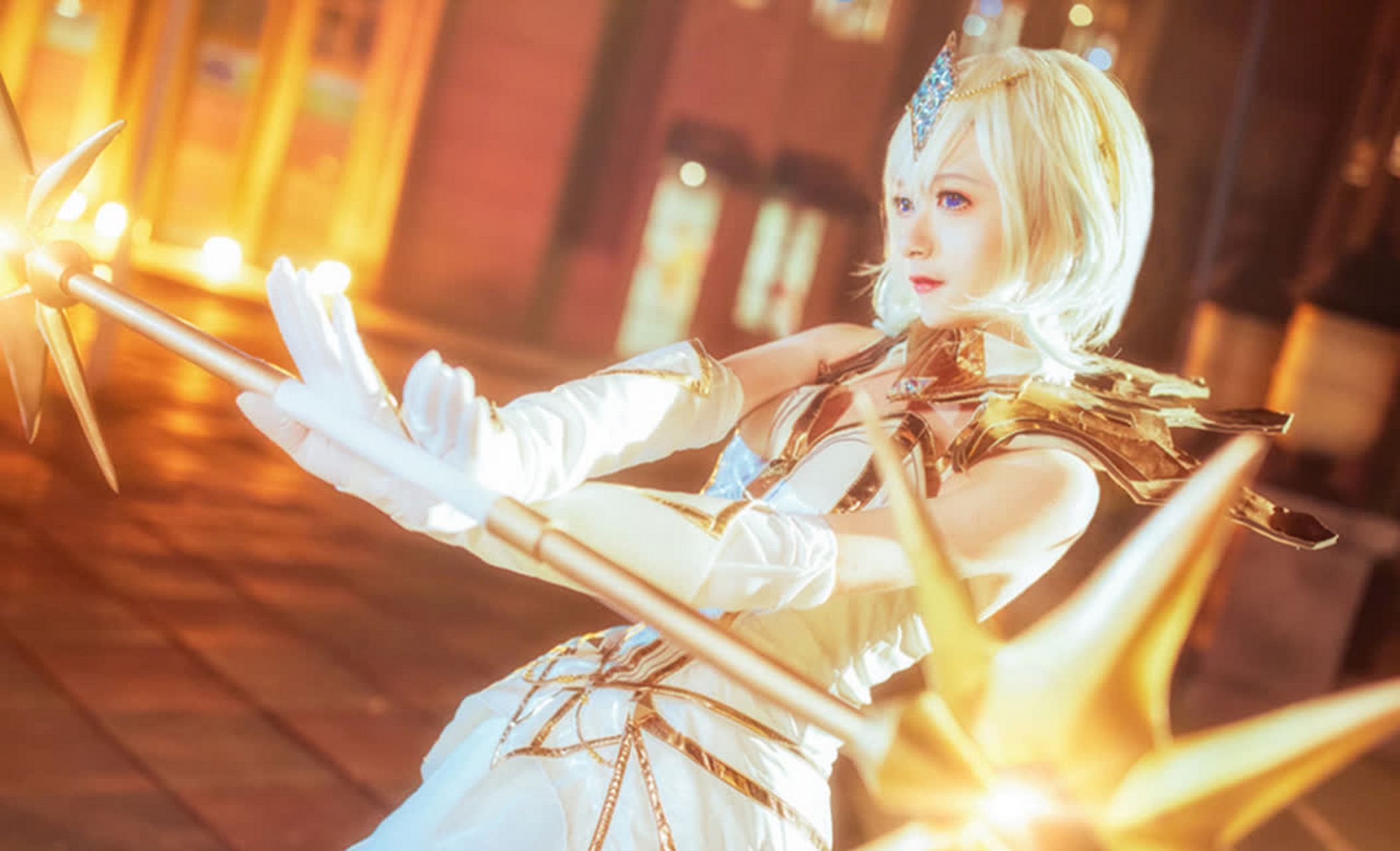 cos秀#《英雄联盟》中人气德玛西亚女神,光辉少女"拉克丝"的cos一套.