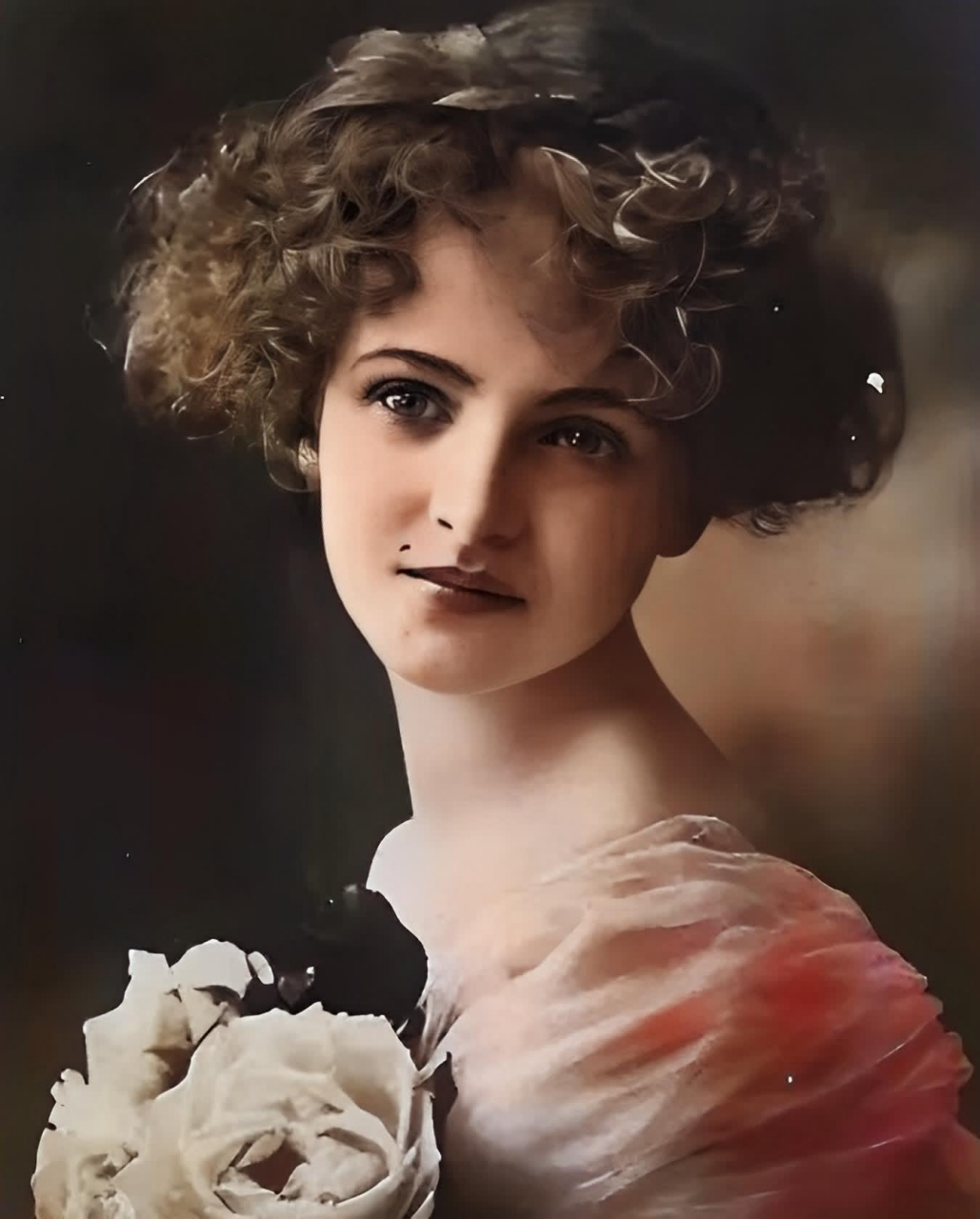 布兰奇蒙尼尔1901年的照片,她年轻貌美,被誉为"法国第一美女",容貌