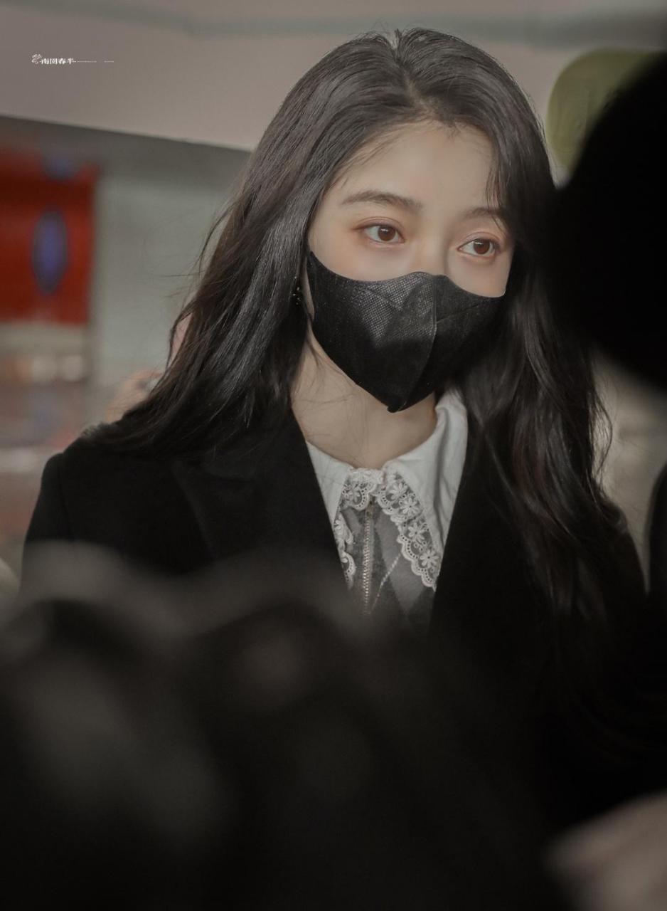 姜贞羽机场街拍 黑色西装外套 黑色牛仔裤 格纹马甲文艺时毫