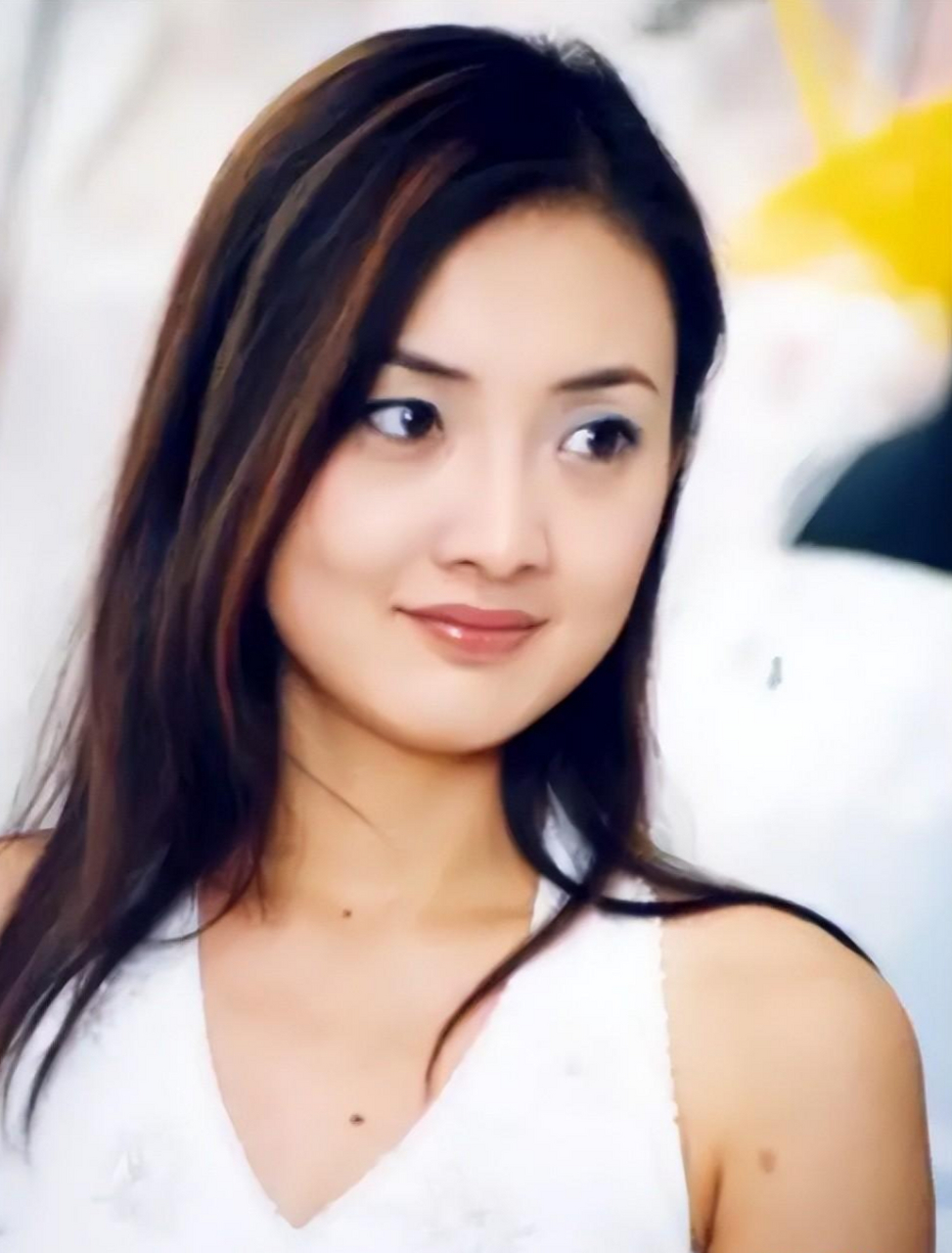 牛莉:是娱乐圈让人羡慕的女星之一.  她学游泳,能够拿到游泳冠军.