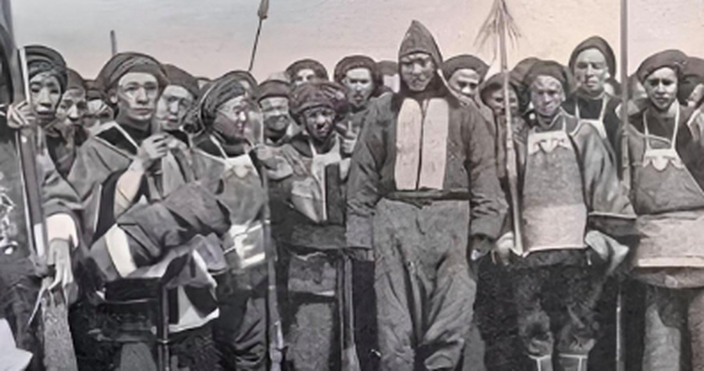 虽然义和团的拳民只使用刀枪等简单武器,但他们的士气和斗志却十分