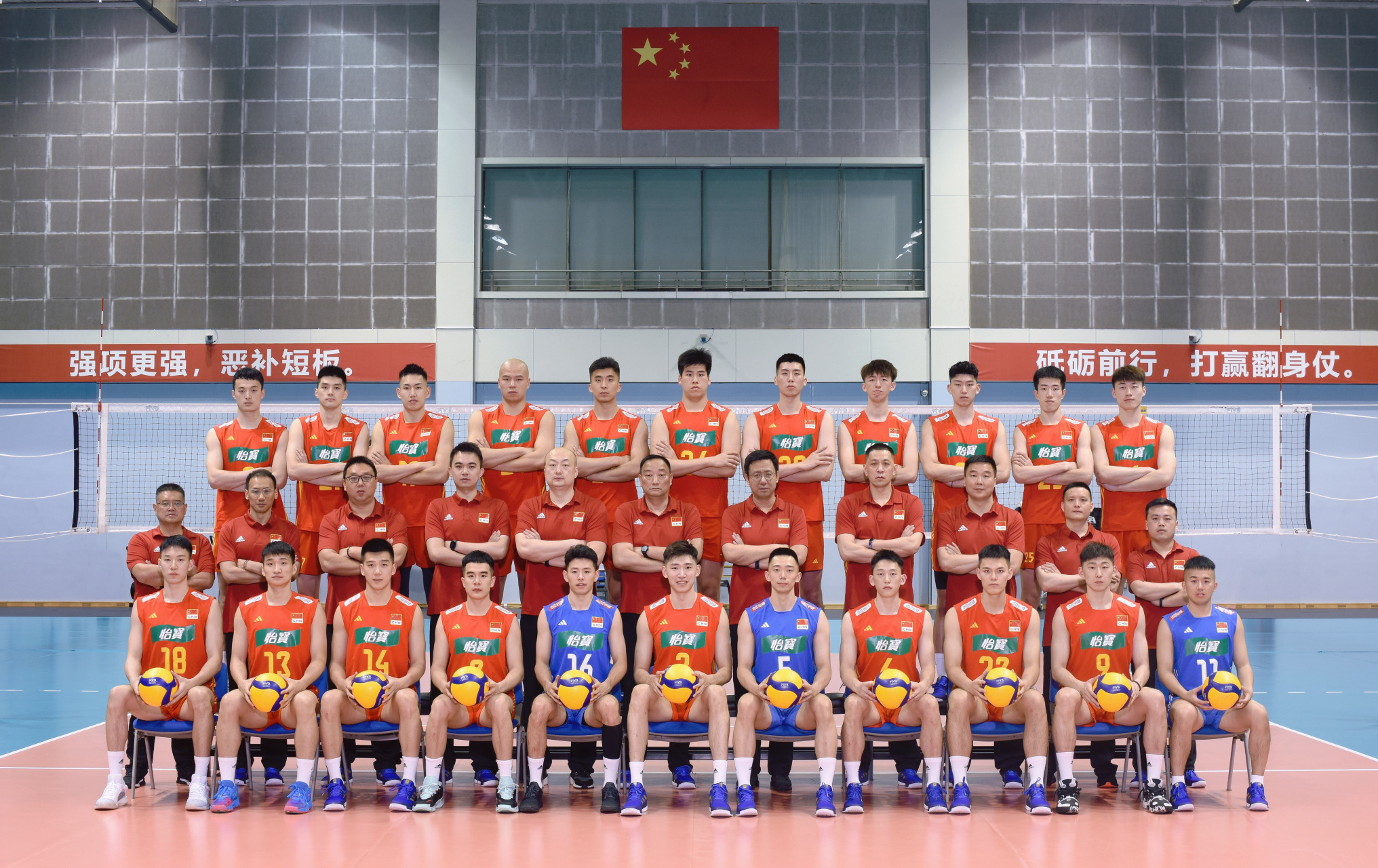 【中国男排2023大合照】  中国男排目前已飞抵日本  将与日本的a队和b