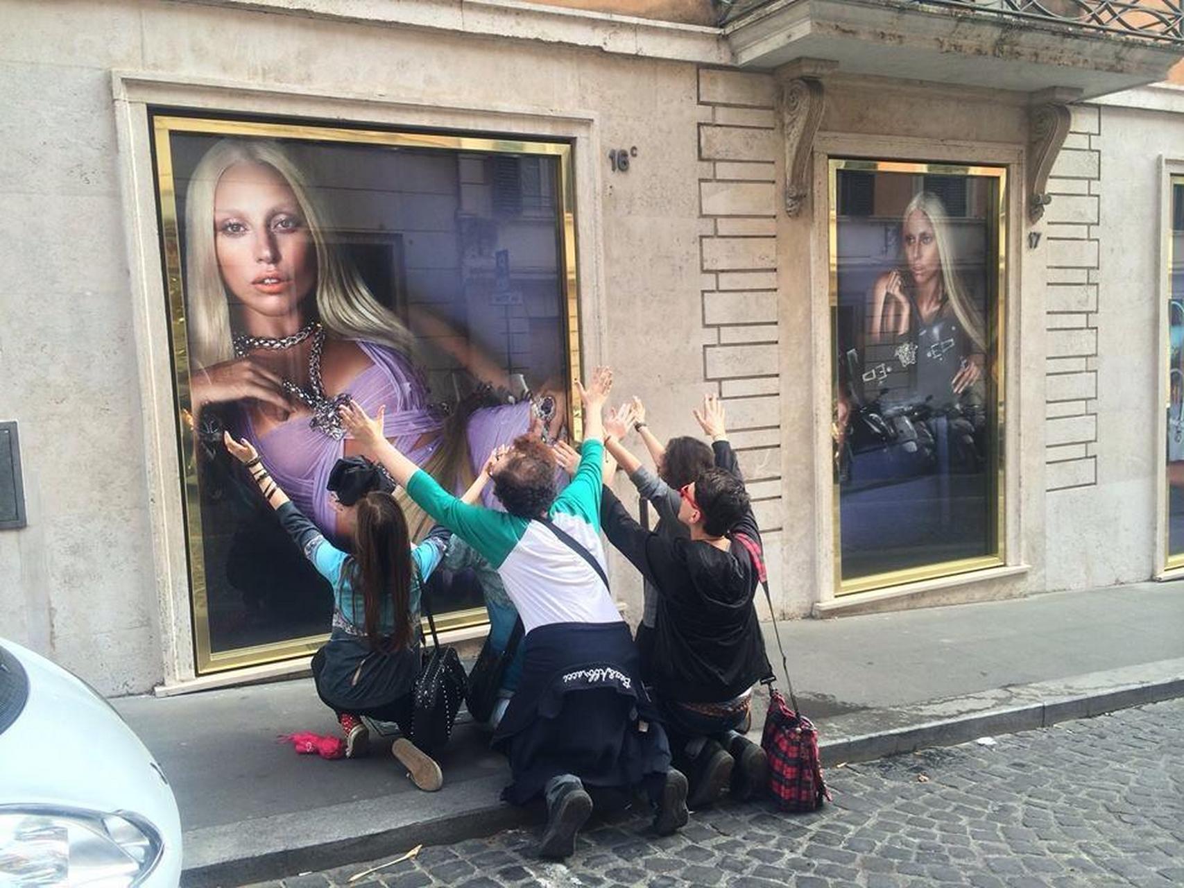 粉丝在街头跪拜范思哲女神