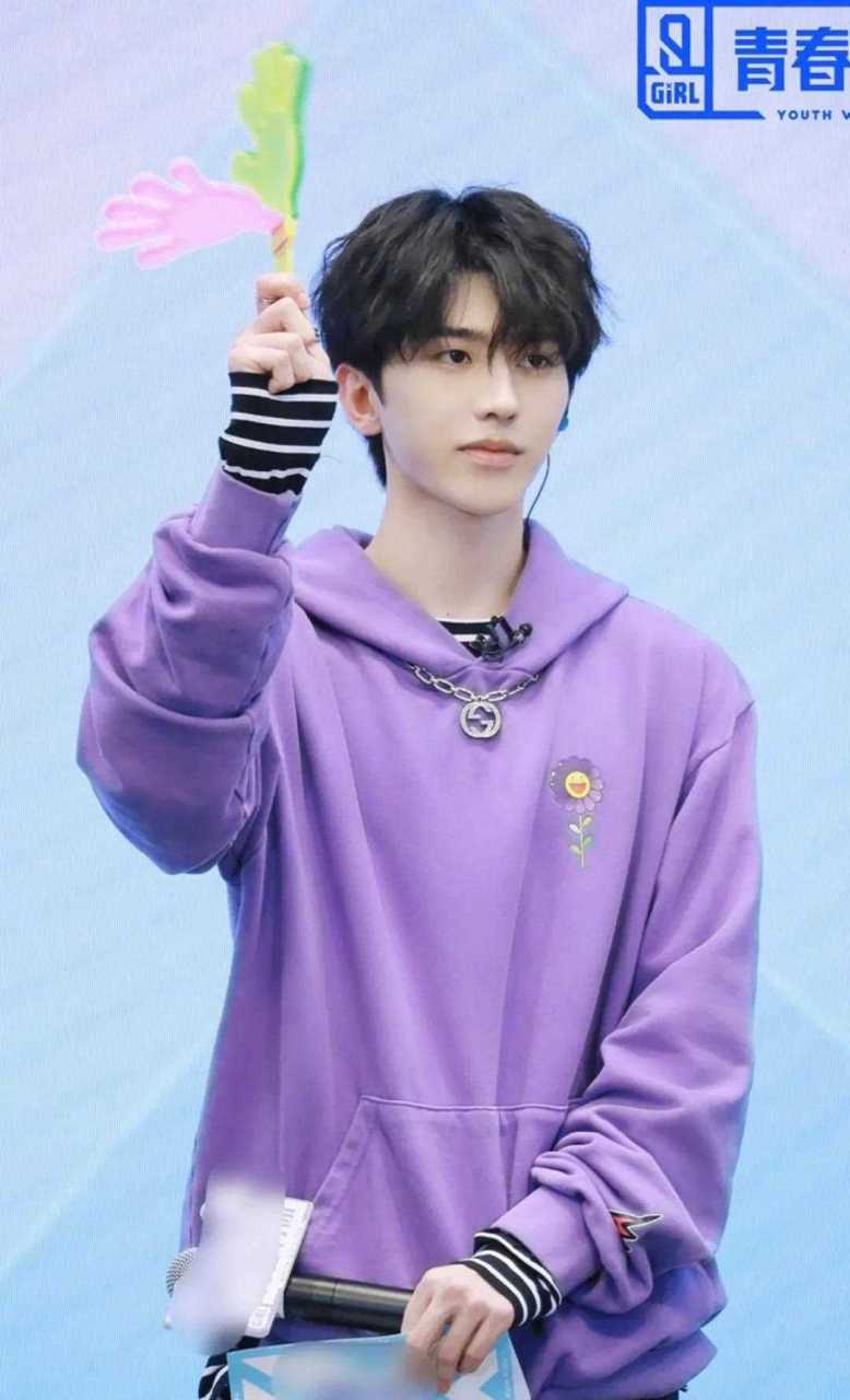 蔡徐坤紫色卫衣录制《青春有你2》,清爽帅气,又软又萌