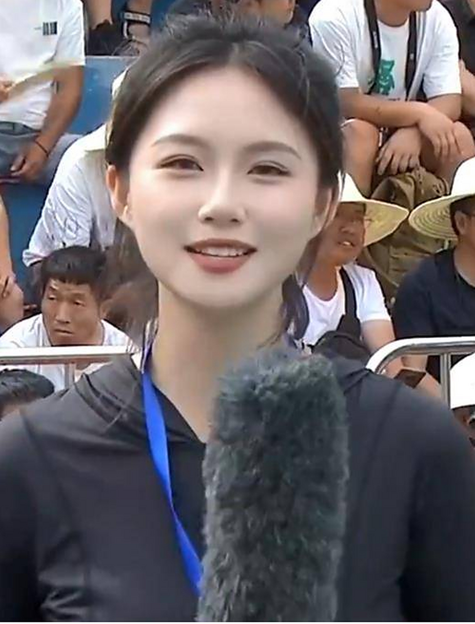 作为贵州电视台女主持人李旭涵的美丽,简直是妖艳动人,让人目不转睛