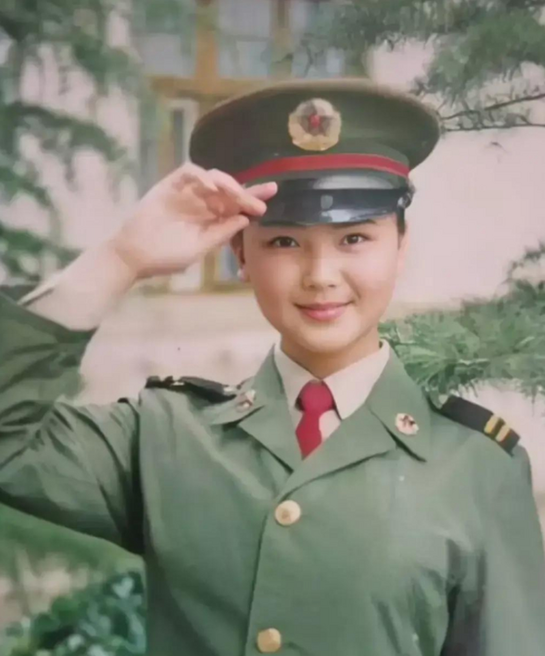 1993年15岁的刘涛的军装照,那时的刘涛是南京军文工团一个年轻的女