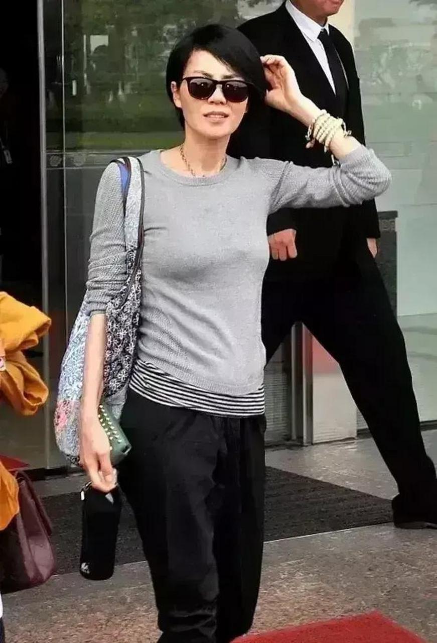 菲姐的装扮看着就是舒服 网友评论说 哈哈,有钱人也一样衰老.