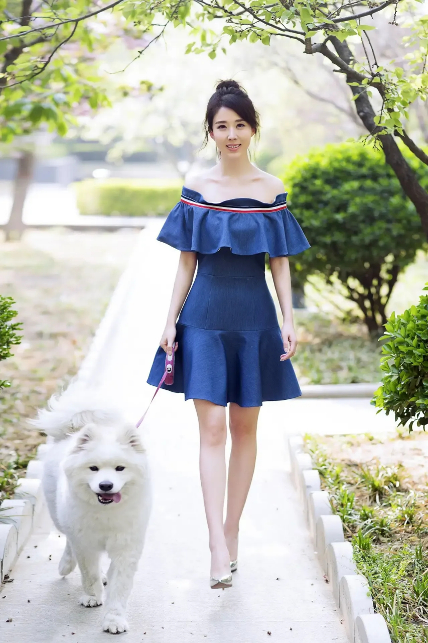 颜丹晨穿着高跟鞋遛狗,随手一拍都是时尚大片,女神太会玩了,最美嫦娥