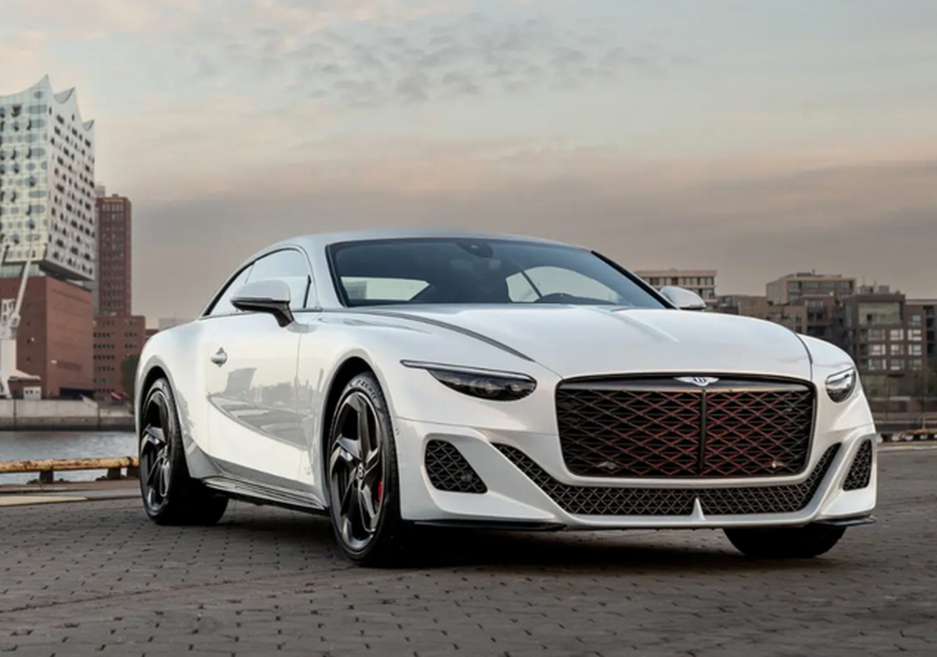 车身侧面,宾利batur采用的就是经典的两门跑车造型,同时还有溜背式的