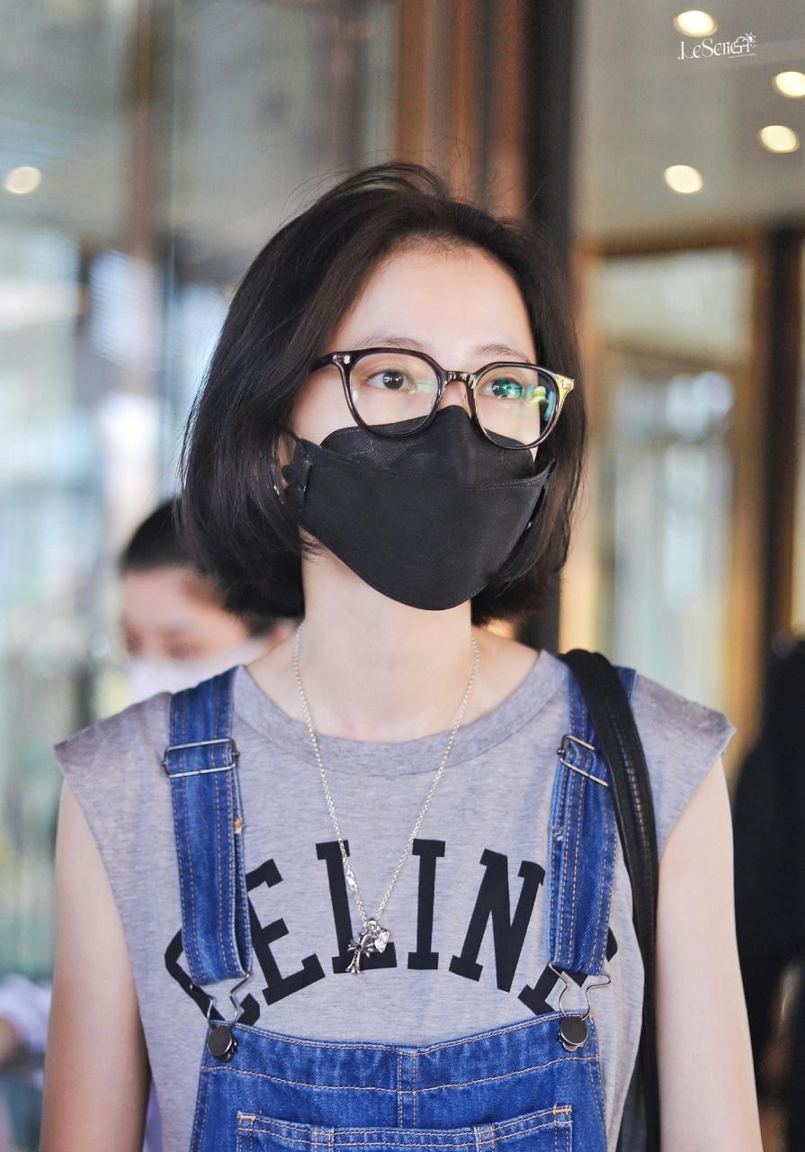 周雨彤机场街拍,灰色背心 背带裤 厚底皮鞋 棒球帽清爽休闲