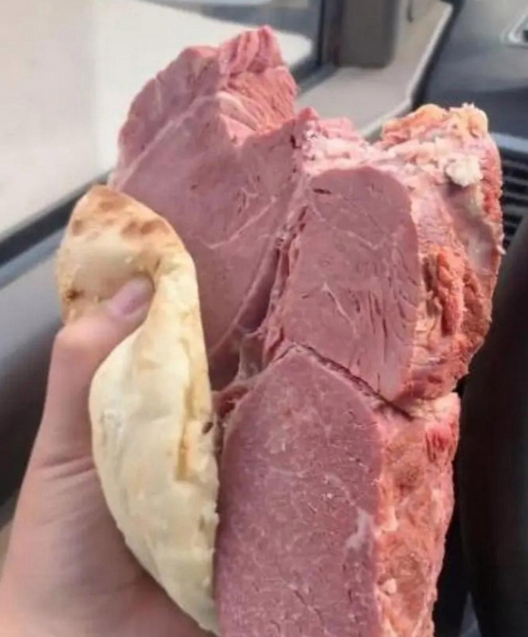 老板娘太实在了,肉夹馍给我这么大一块肉!