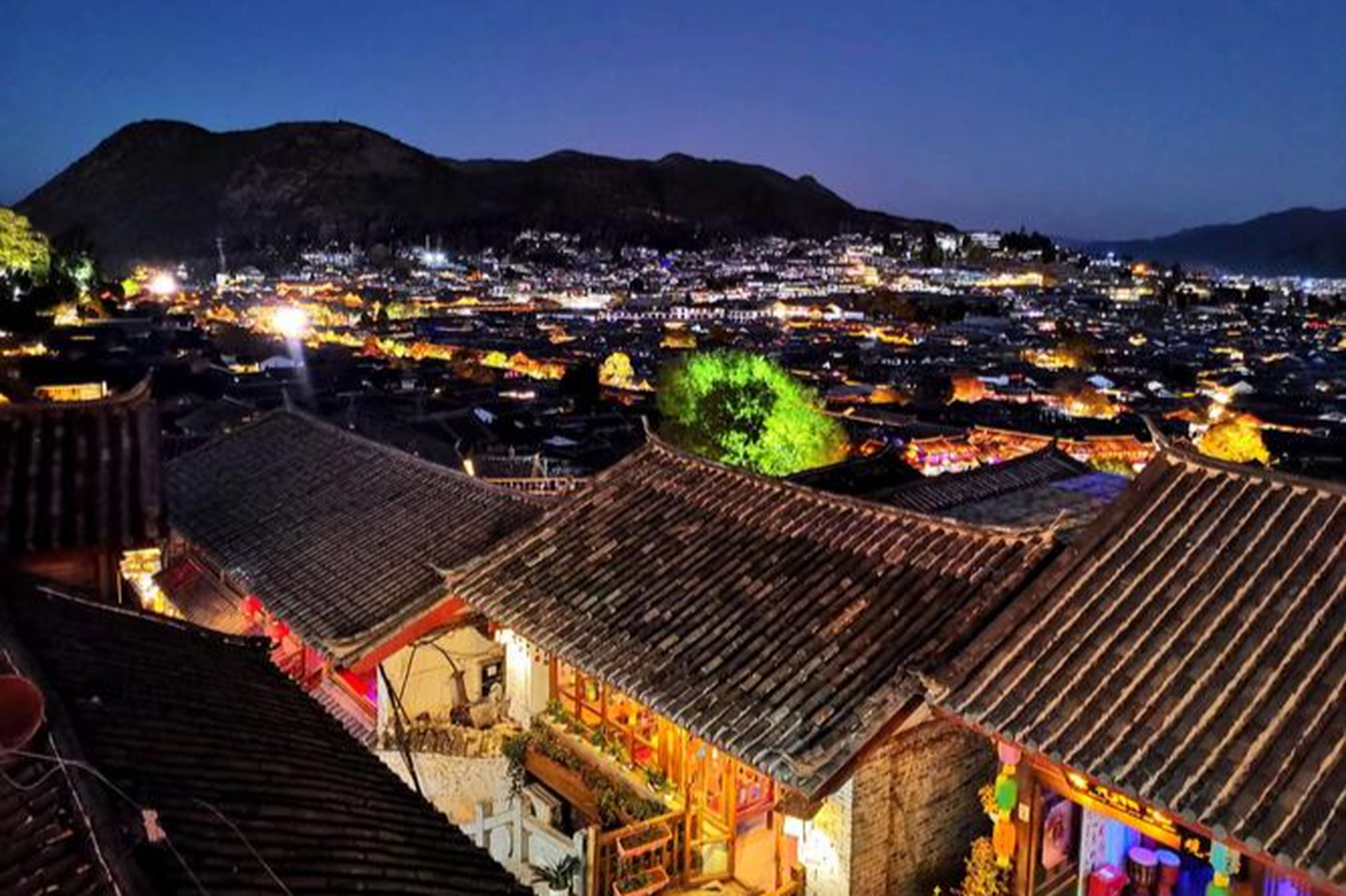 丽江古城,海拔2400米,位于云南省丽江市大研镇.