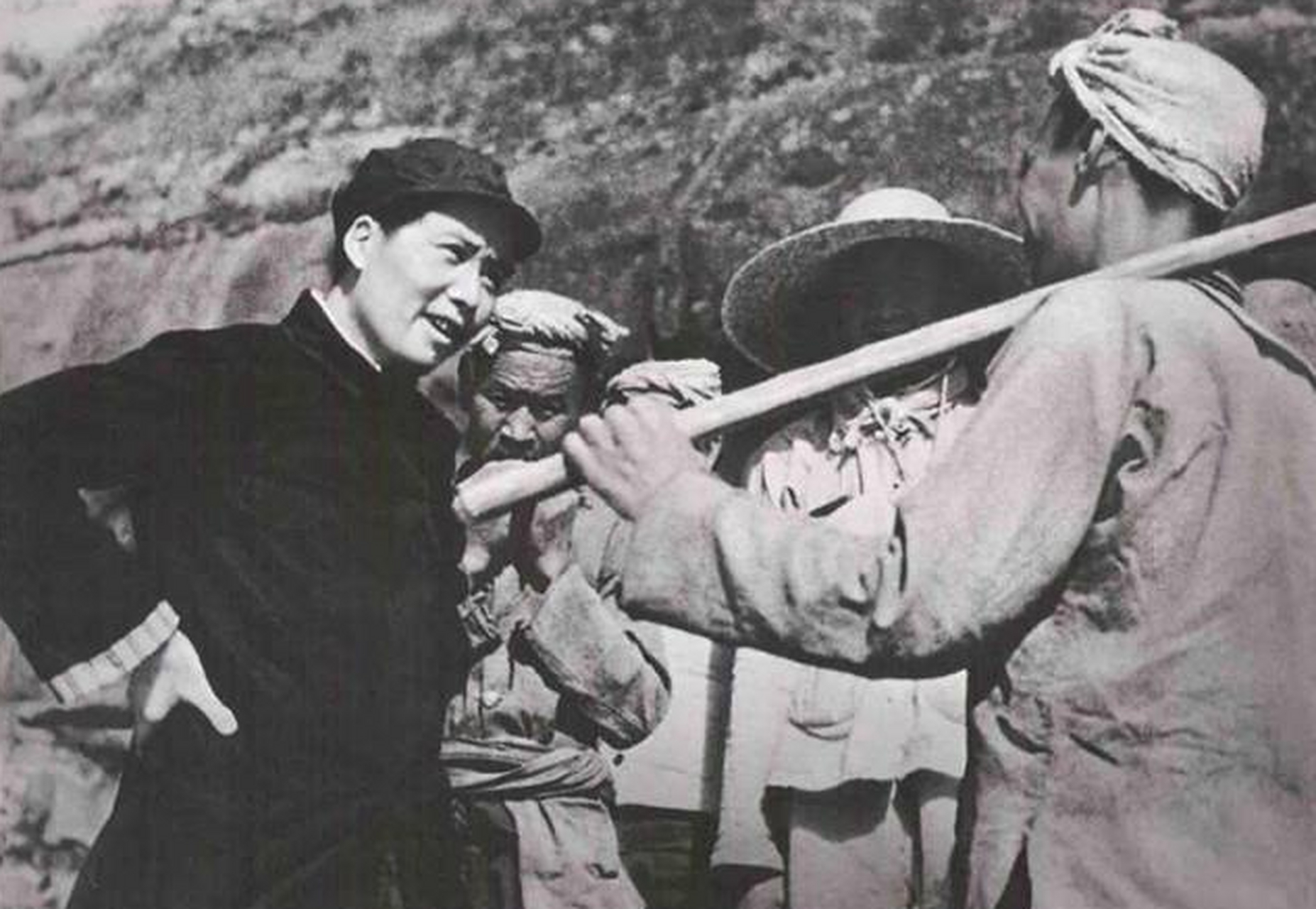 1929年4月,红四军离开井冈山,在赣南一带转战,前途未卜  毛突然问陈毅