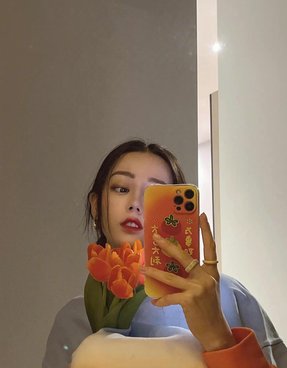 3月1号,迪丽热巴晒出了3张图片,网友们看到第1张图片,发现她拿的是一