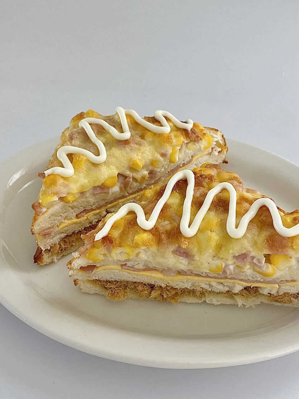 在家吃早餐芝士火腿肉松三明治  外酥里软的吐司夹着咸口的肉松.