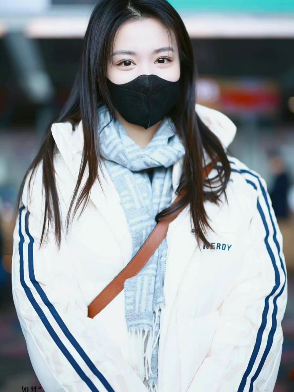 王楚然私服 外套:nerdy 字母印花中长款宽松羽绒服 包包:saint