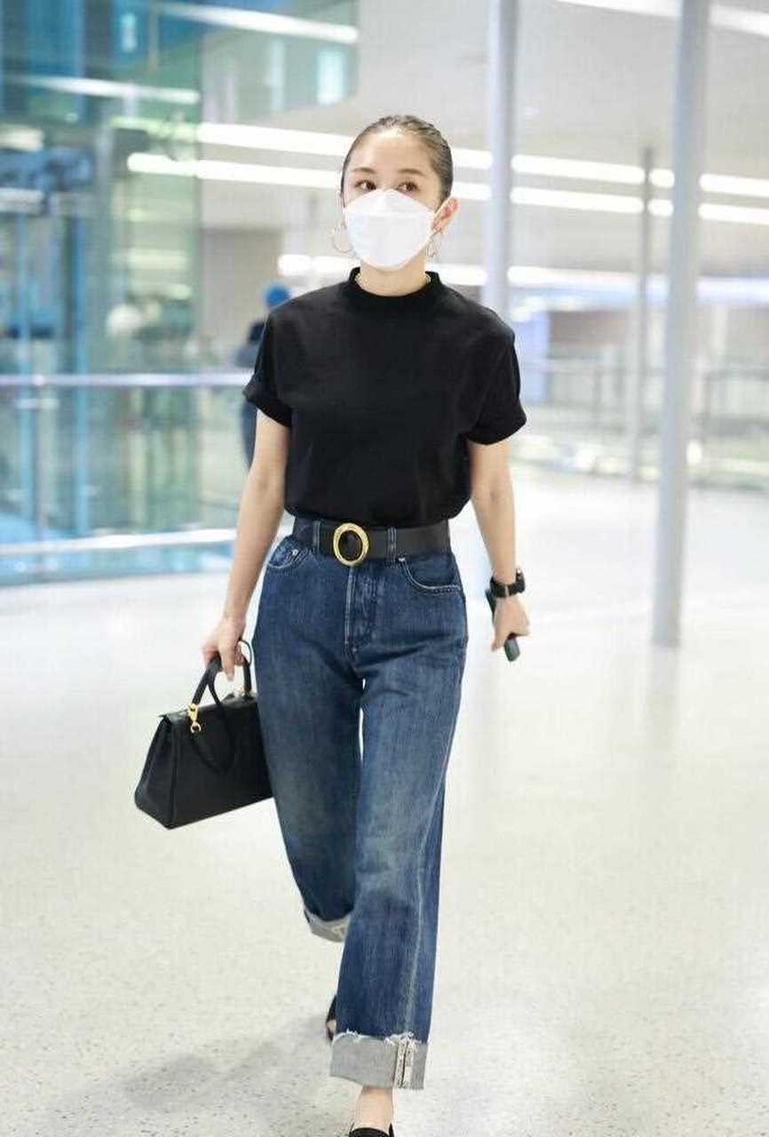 王子文最新街拍来了,她扎了一个高高的丸子头,很有精神气.