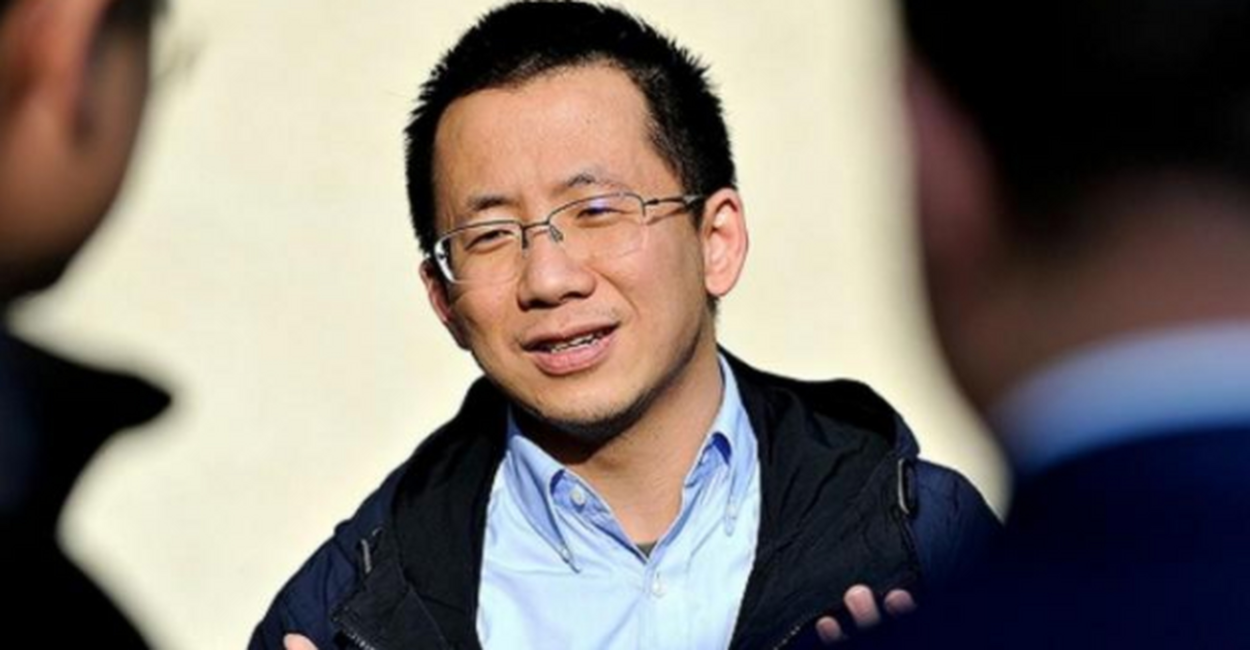 梁汝波是张一鸣的大学同学,两人自2009年共同创办垂直房产搜索引擎"
