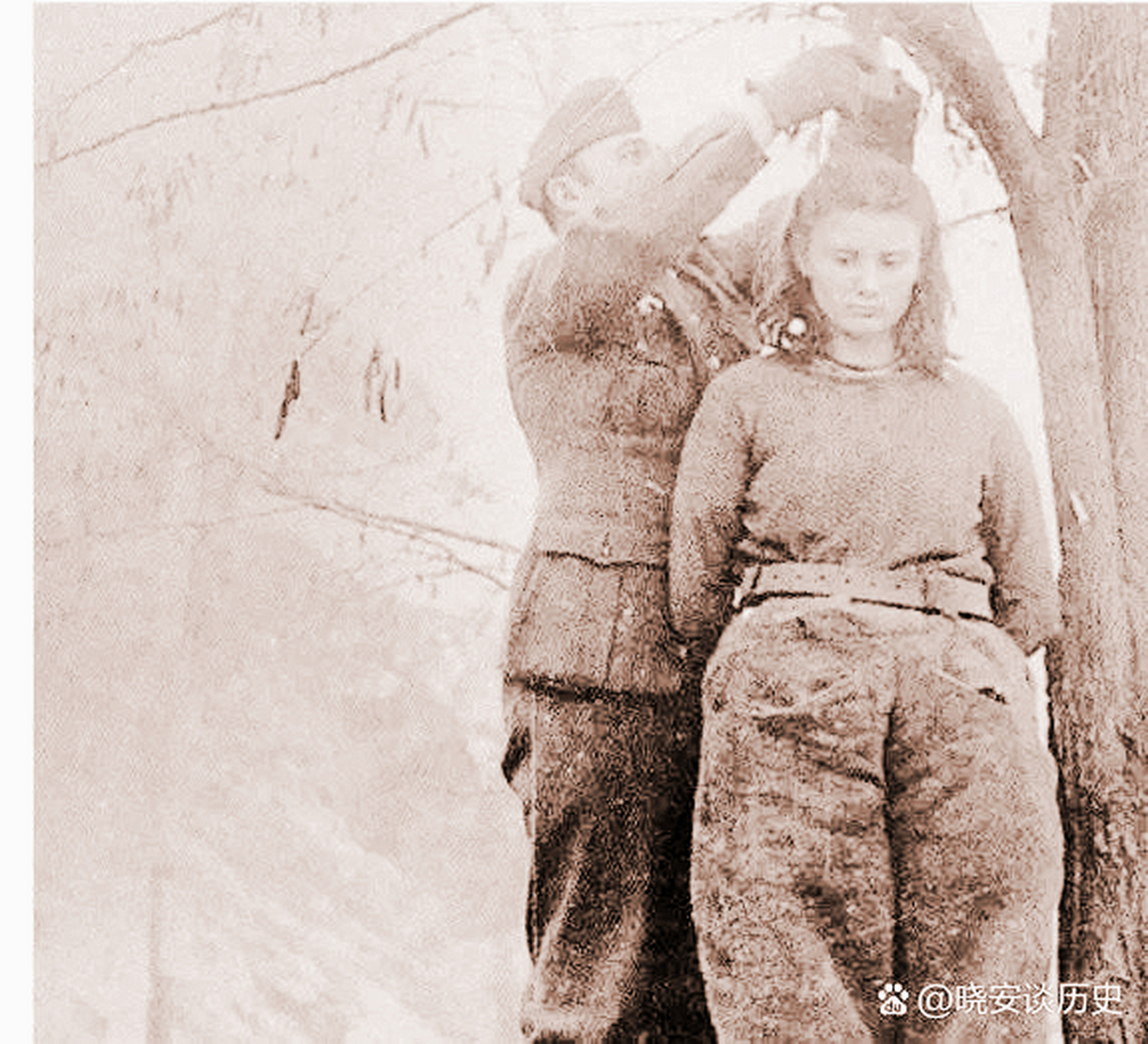 1942年,南斯拉夫,17岁的女游击队员莱帕·拉蒂奇生前的照片.