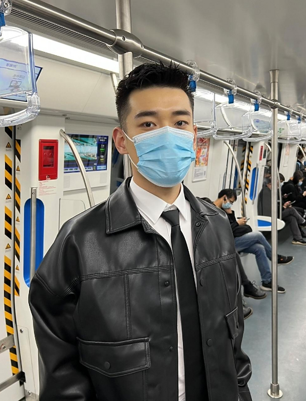 无意间在地铁上发现一枚正装帅哥