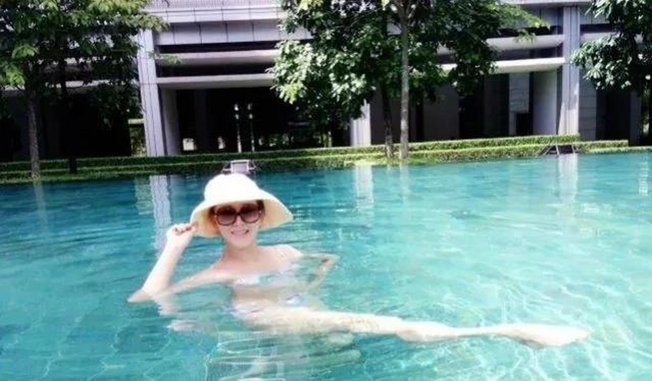 gif创作人# 胡静结婚13年,一直居住在依山傍水的豪宅中.