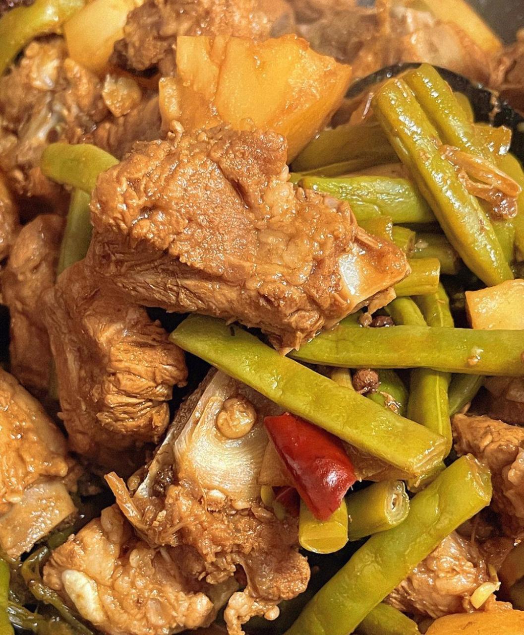 排骨炖土豆豆角;虽然颜值不高,却真的非常好吃又下饭.