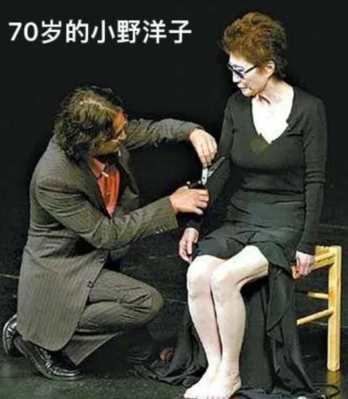 1979年1月,约翰·列侬和小野洋子在埃及金字塔前的合影   1964年,小野