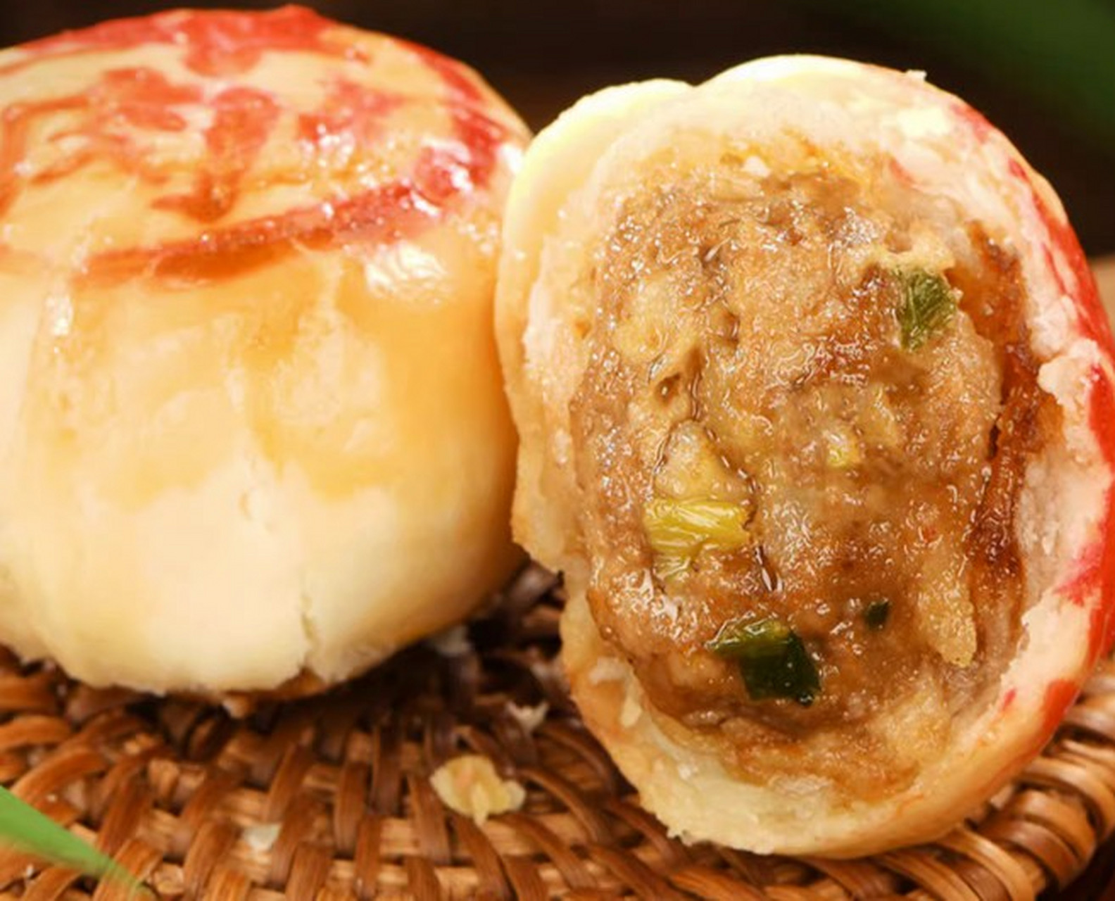 迎金秋购尽兴# 沈大成鲜肉月饼是一种非常受欢迎的传统小吃,其历史