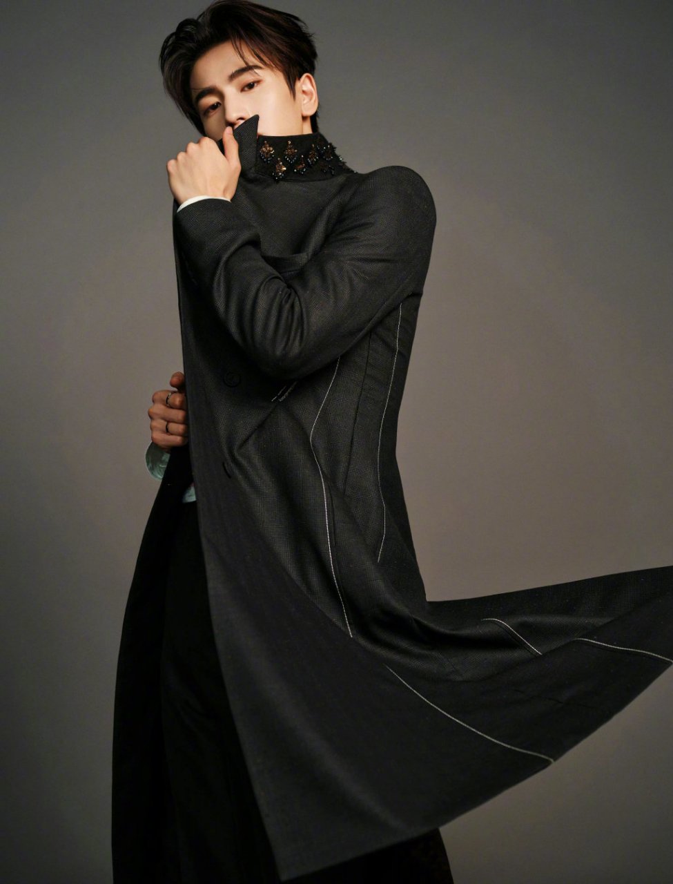 张凌赫gq展造型大片,黑色长大衣,冷峻帅气,帅哥背影好鲨