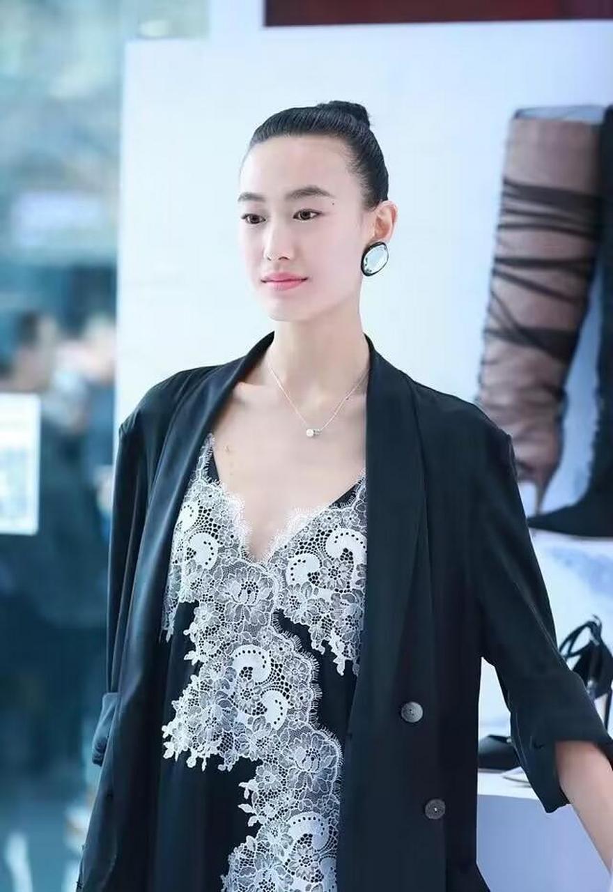 陈冠希的老婆美得真高级!不漂亮但很精致,"模特"身材惹人羡慕!