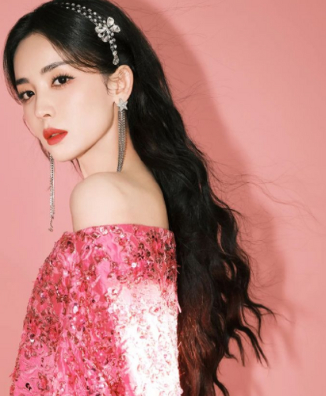 古力娜扎# 粉色一字肩上衣,娇美时尚!