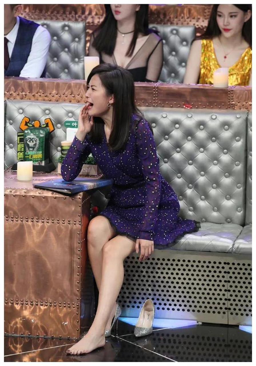 美女主持人 沈梦辰 汪聪 脱高跟鞋