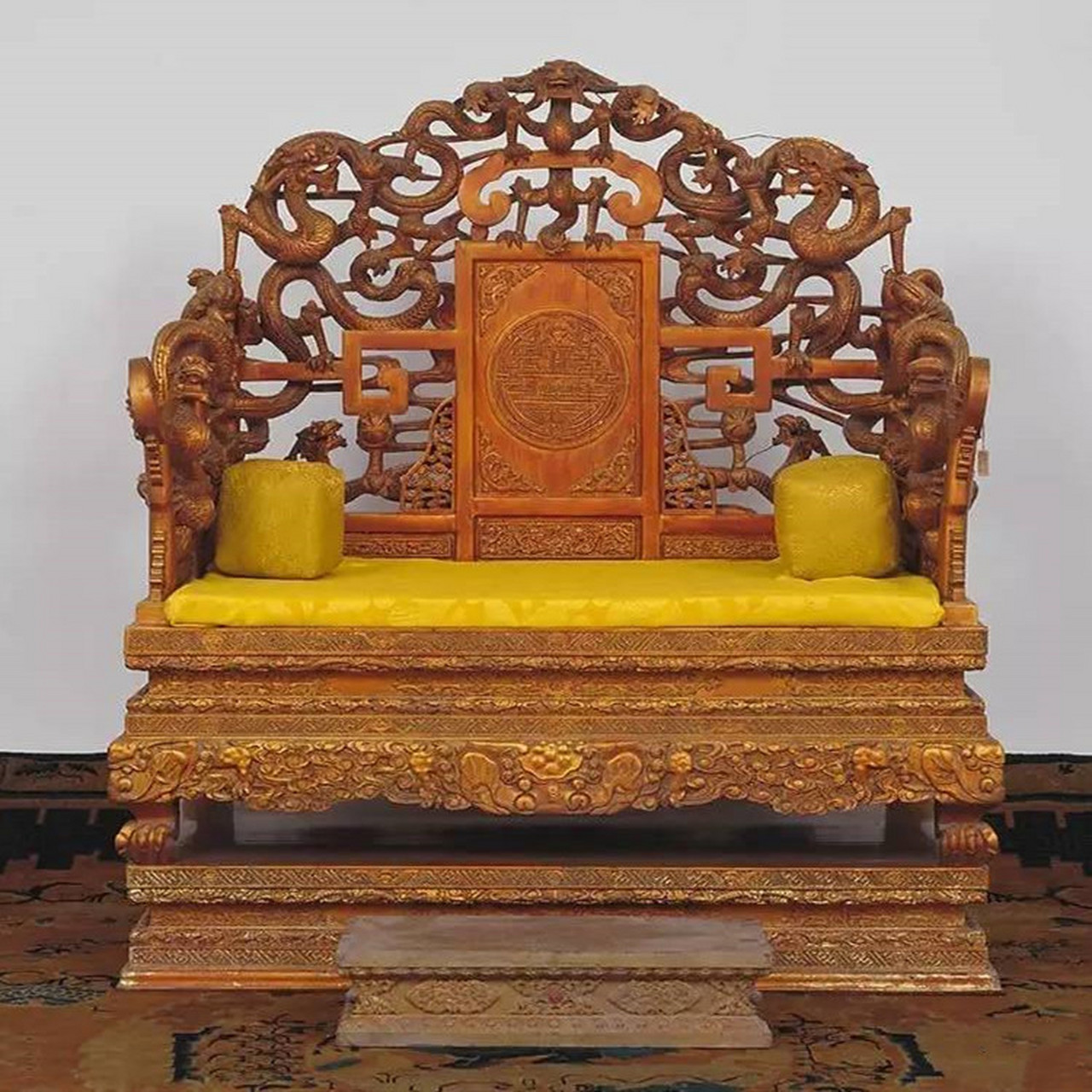 铜龙椅的造型十分独特,椅背高昂,形如龙脊,代表着皇家的尊严和威严.