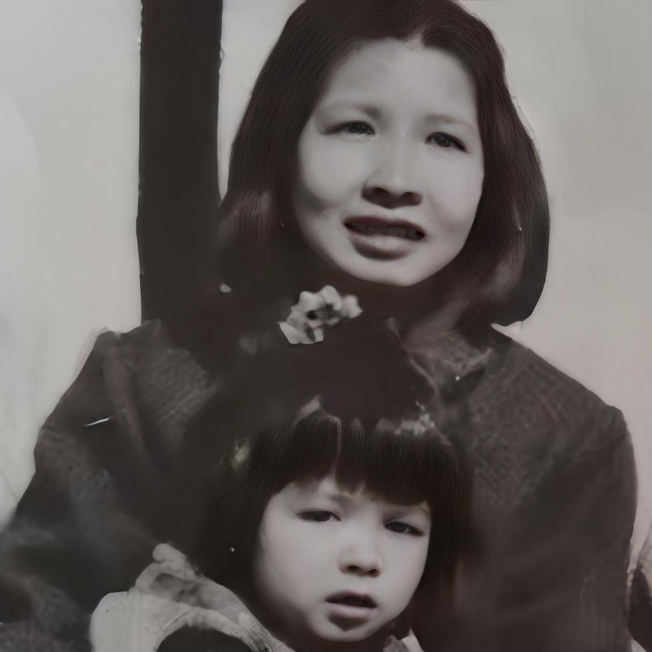 1954年,陶铸,曾志,陶斯亮,一家三口在家门口的一张合影!