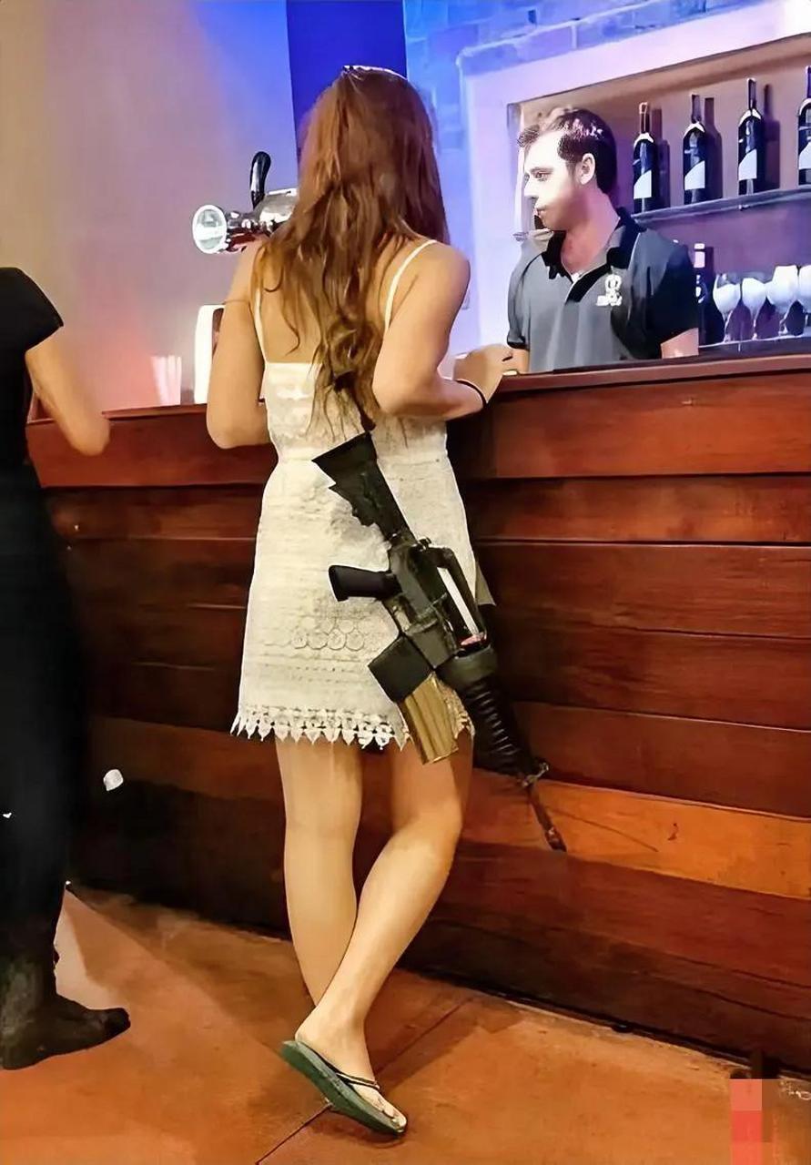 20世纪八,九十年代,青春性感的以色列女兵,身穿比基尼,挎着自动步枪