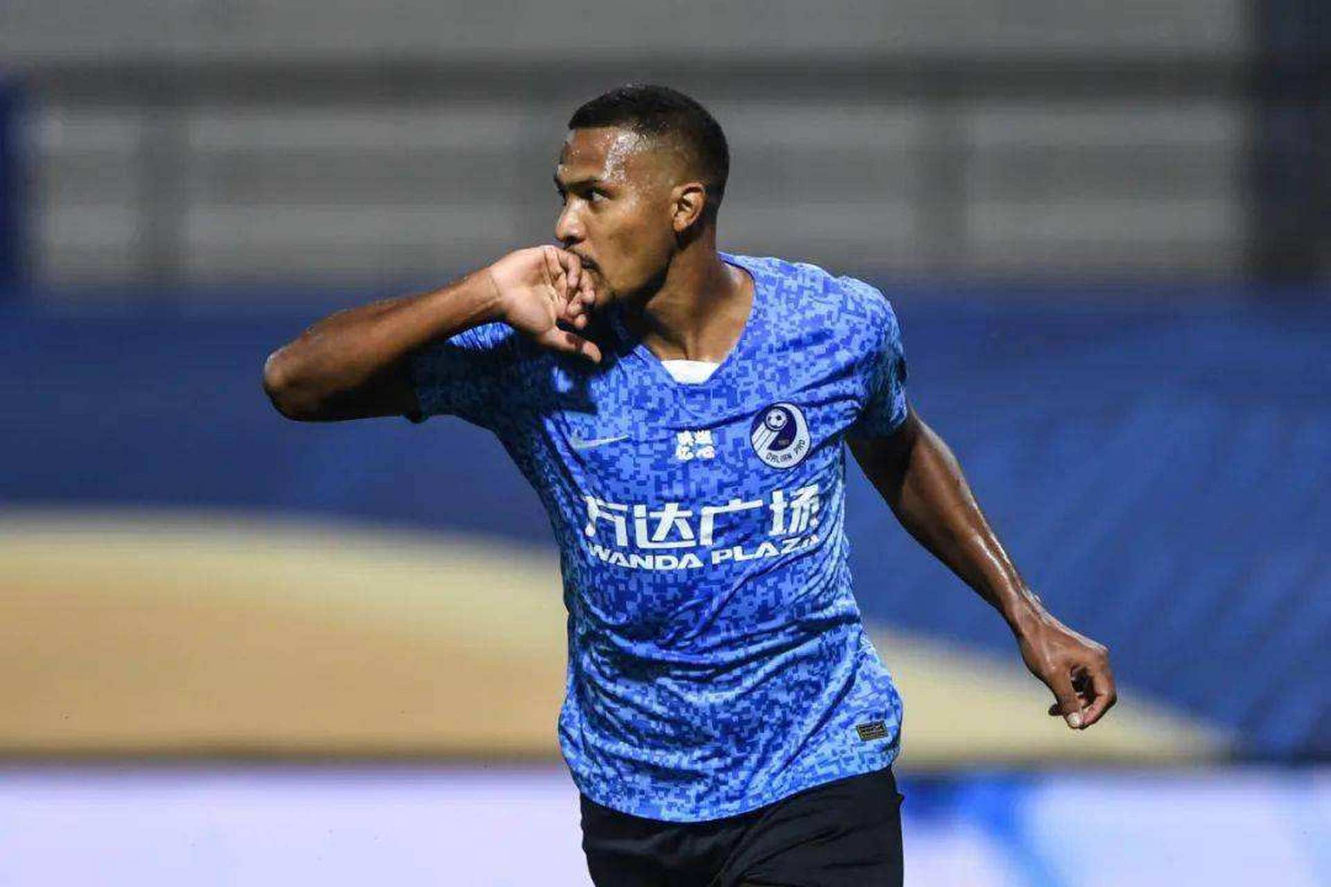 他就是龙东,卡拉斯科走了之后,龙东是大连人第一大腿人物,黄强歪谈