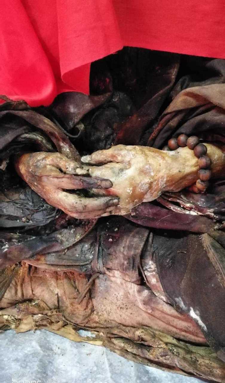 今日(农历初六)五台山七佛寺主持比丘尼,上正下提法师坐缸已满三年.