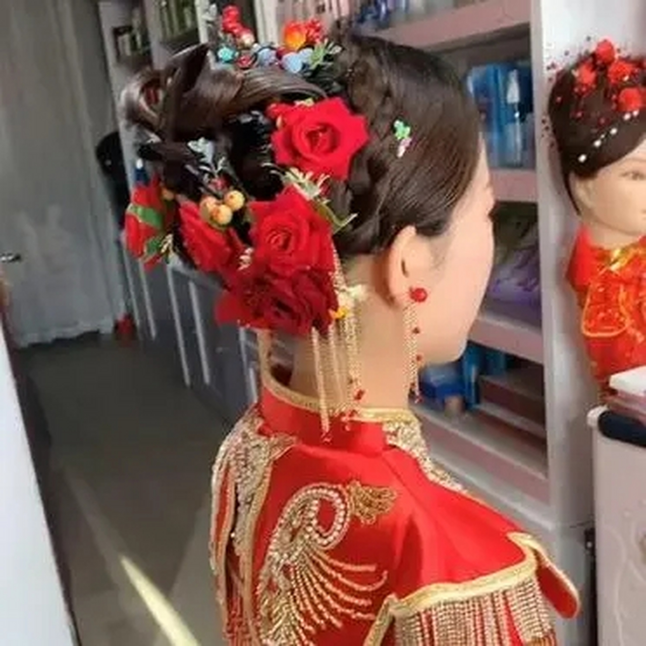 新娘子头戴鲜花,像极了刚刚出嫁的姑娘,真漂亮!