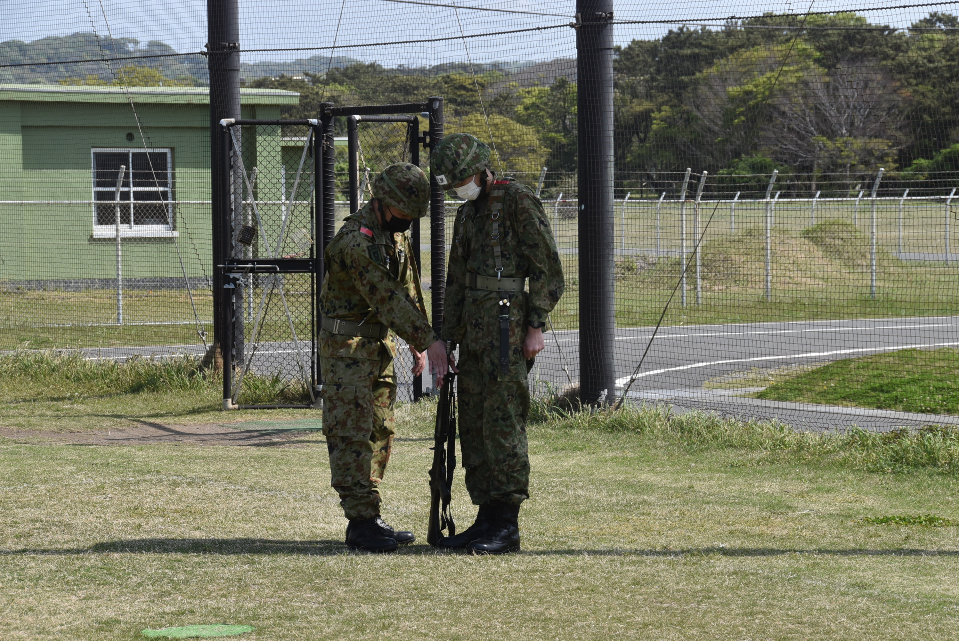 日本陆上自卫队高等工科学校的高中二年级学生兵正在进行持枪练习.