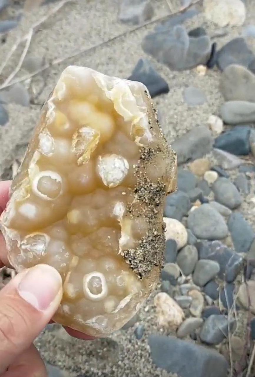 网友:在河边捡了一块石头,这是玛瑙吗,是不是挺值钱的呀?97