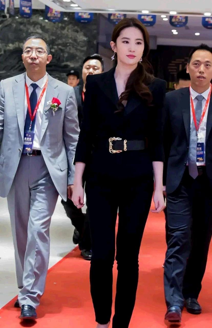 这套黑色职业装让刘亦菲端庄,美丽,妩媚,妩媚![得意]
