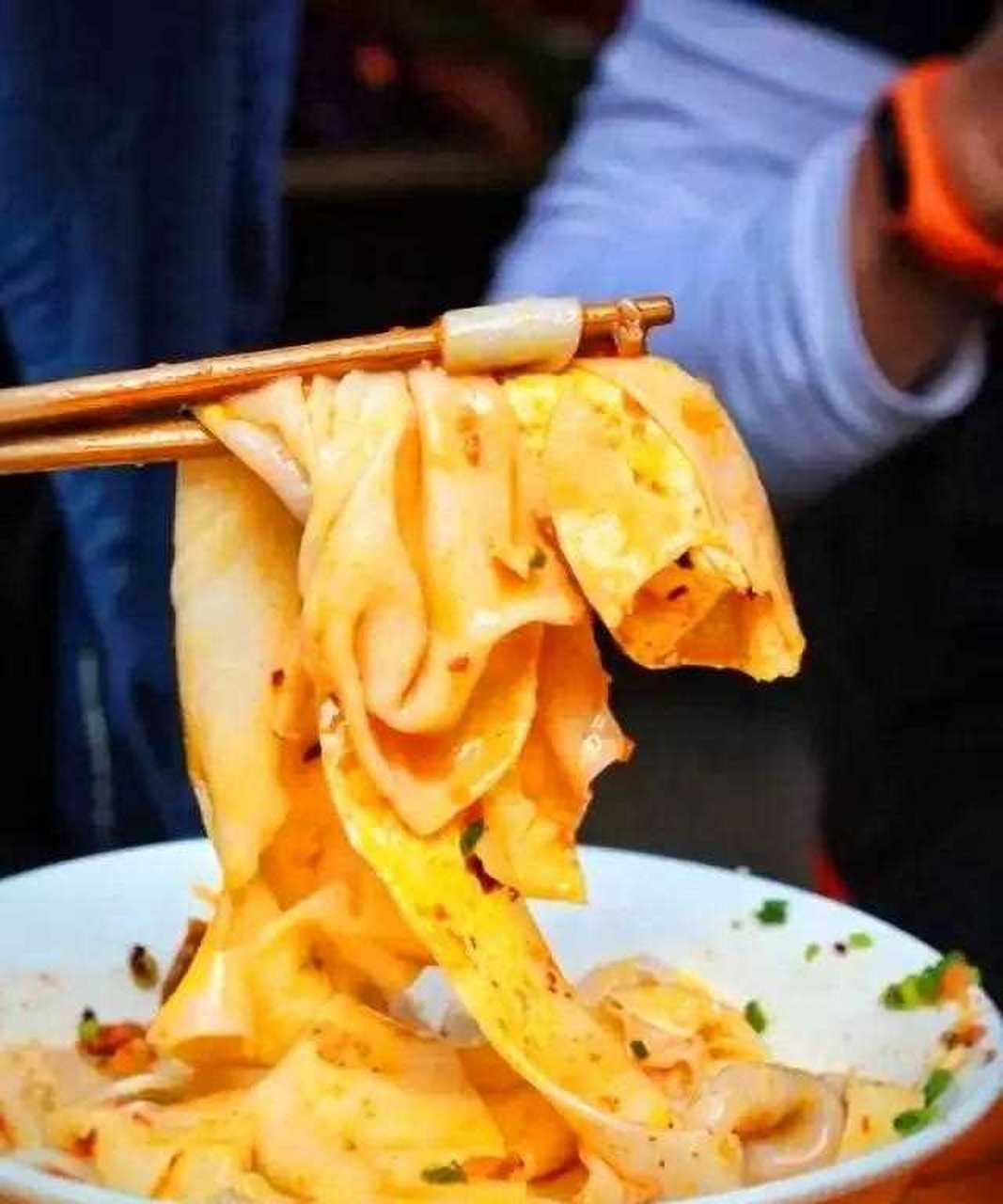 贵州正安的蒸米皮,这样蒸出来的米皮后感是我从未吃过的,可以加鸡蛋加