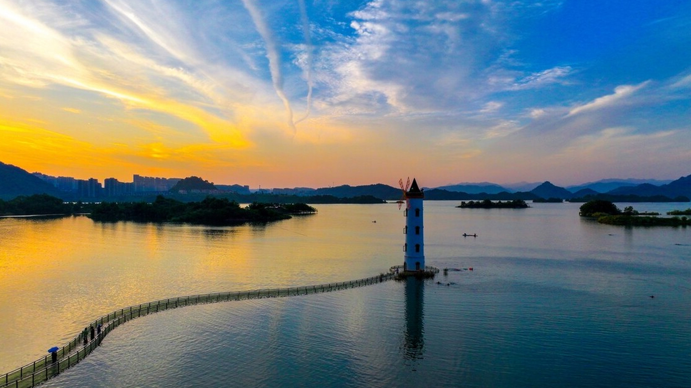 傍晚时分,淳安县千岛湖啤酒小镇景点被金黄的晚霞渲染,静谧如镜的湖水