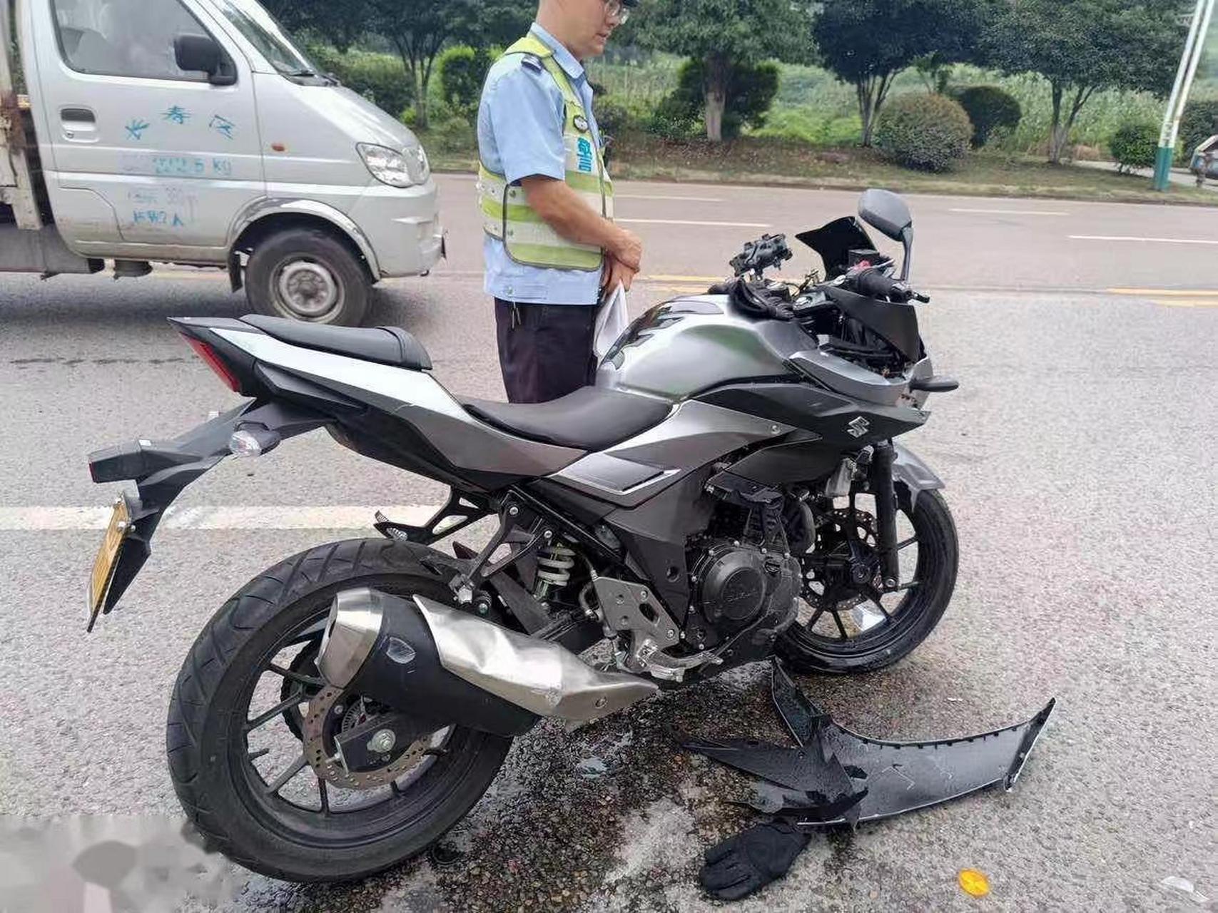撞了一辆摩托车,车损如图,我说陪她5000块钱,结果对方还不愿意,请问