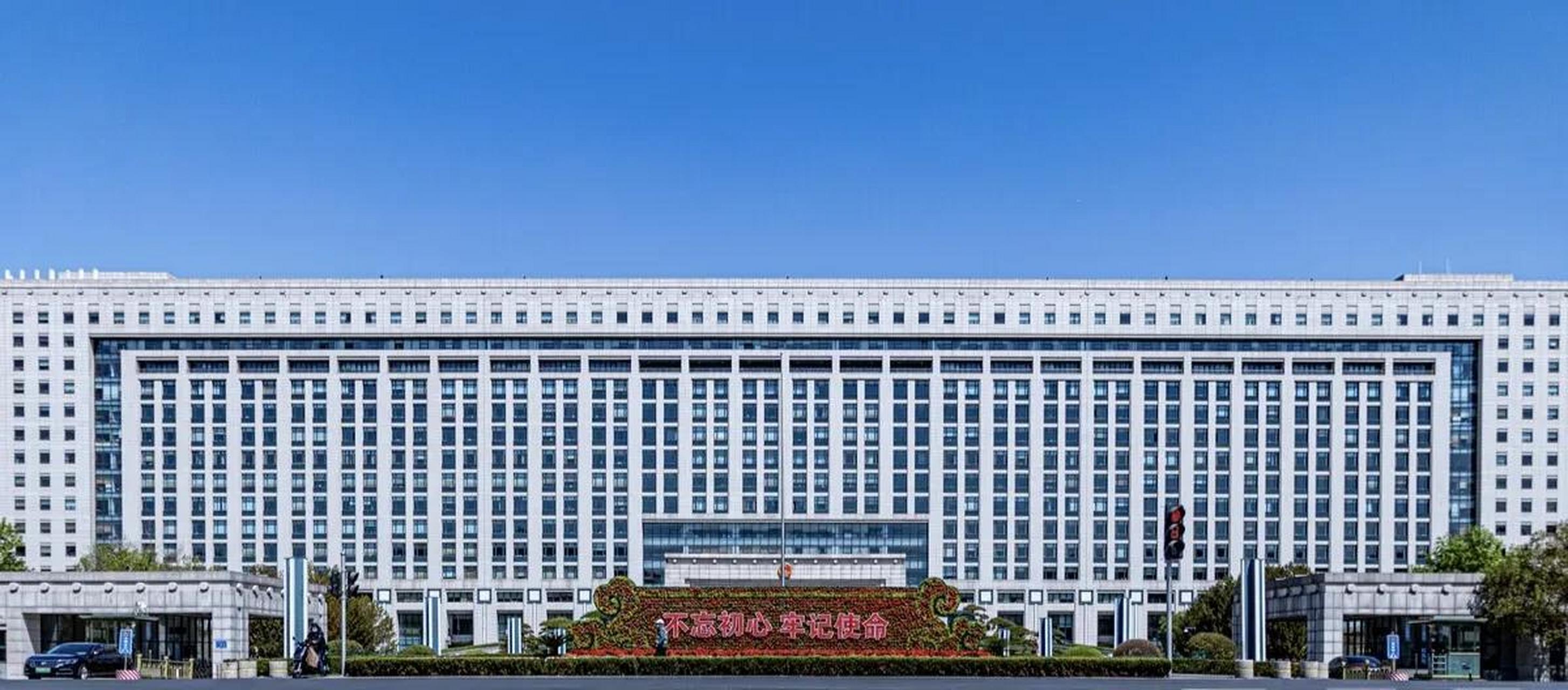 济南市政府办公楼位于山东省济南市经十东路济南奥体中心旁,据称花费