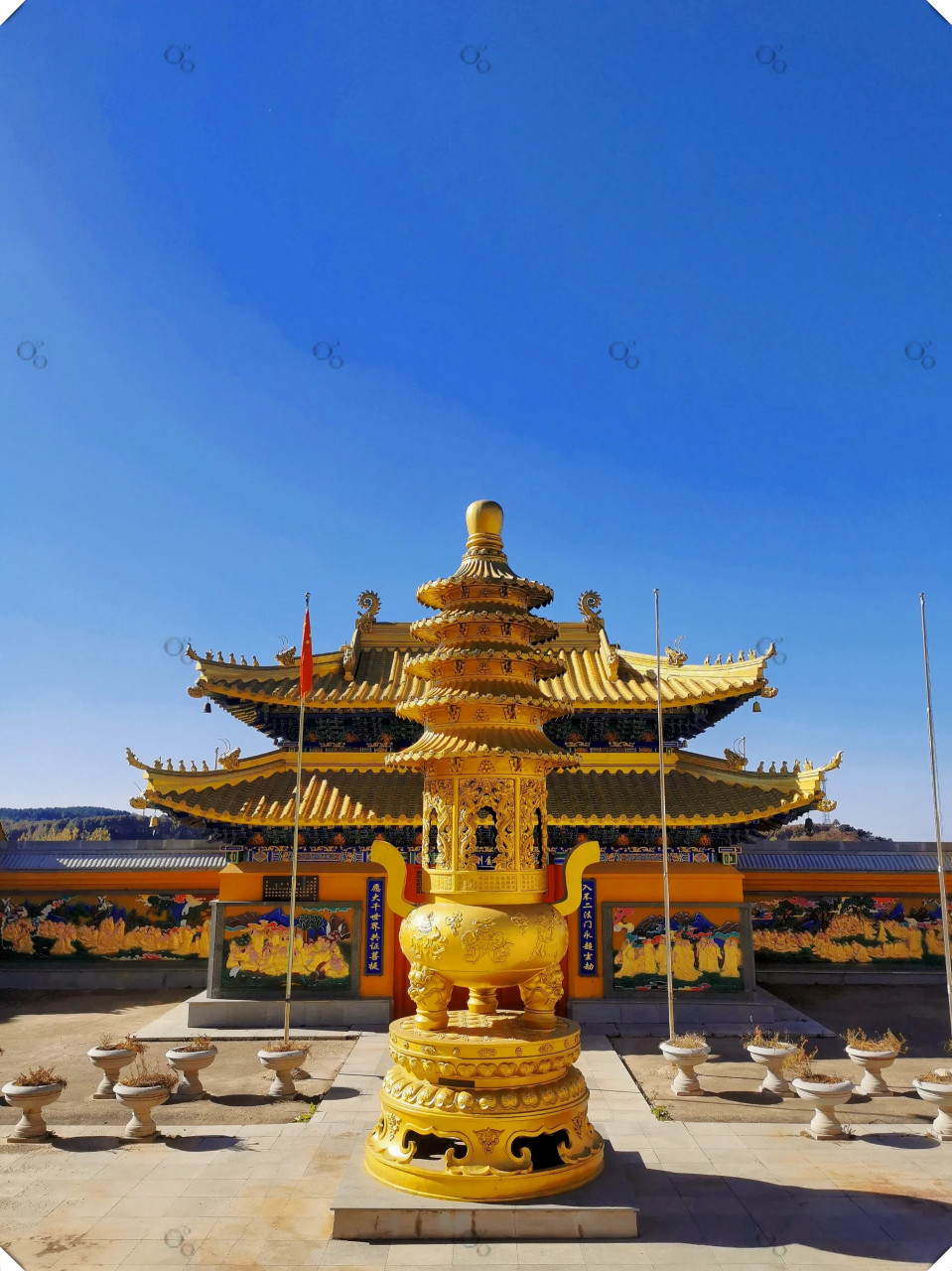 常泰寺位于昌图县太阳山风景区,四面环山,临太阳湖,景色如画.