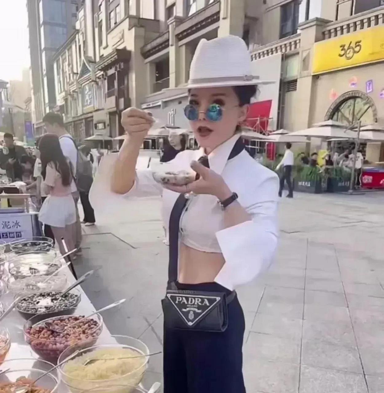 最近在重庆,"帽子姐"上了热搜,她身着优美,充满气质的长裙与标志性的