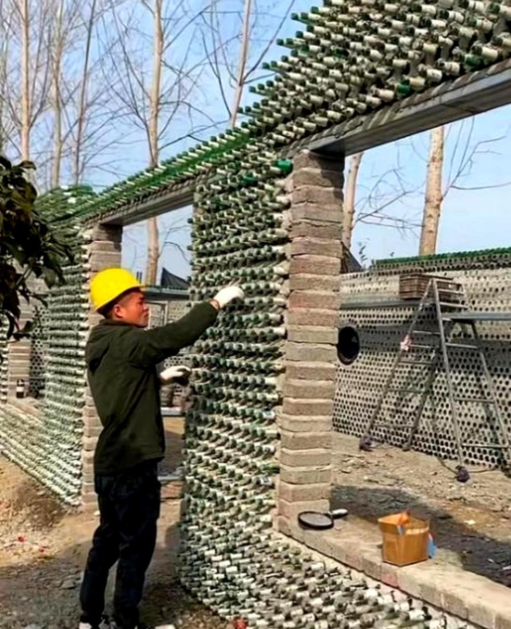 利用喝完的啤酒瓶来建造房屋,真是个不错的主意.