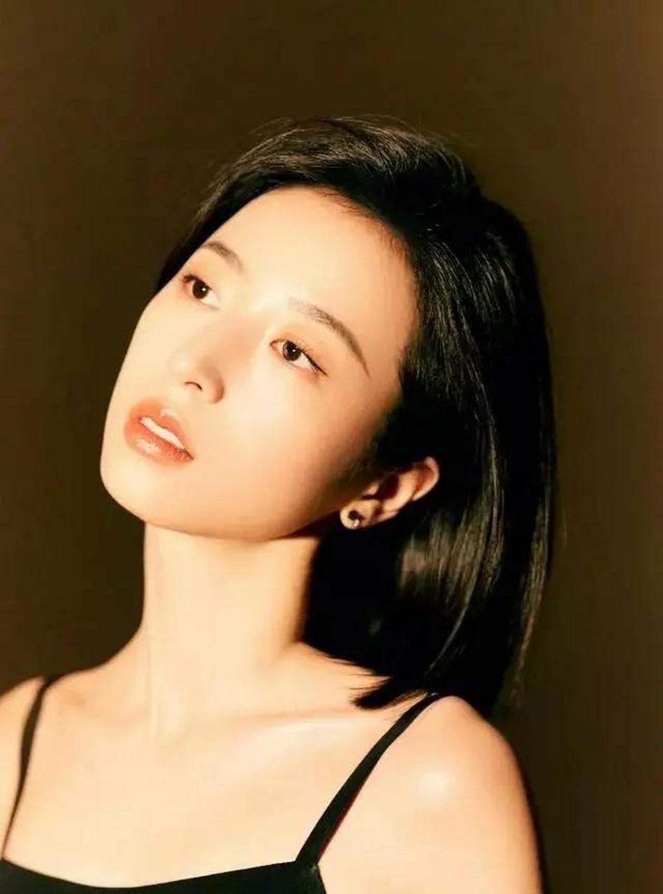 周雨桐身穿黑色吊带露背裙,勾勒出婀娜的身姿韵味