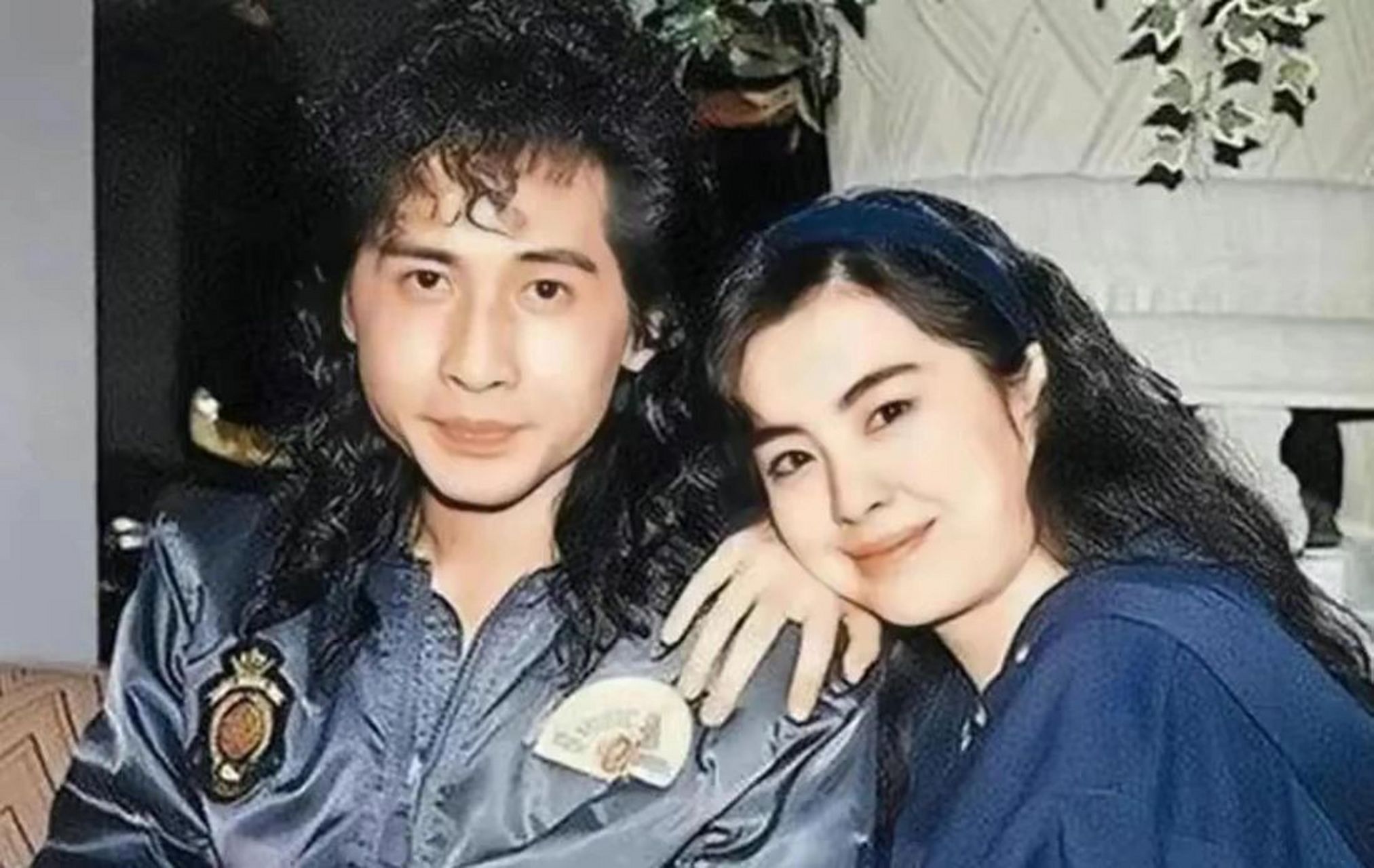 63岁齐秦定居云南养老,秃头大肚腩成老头,与王祖贤差距一目了然.